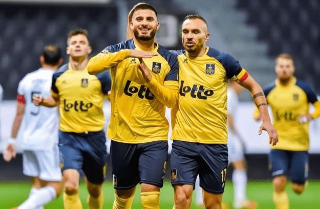 球踢入自家 球踢入自家